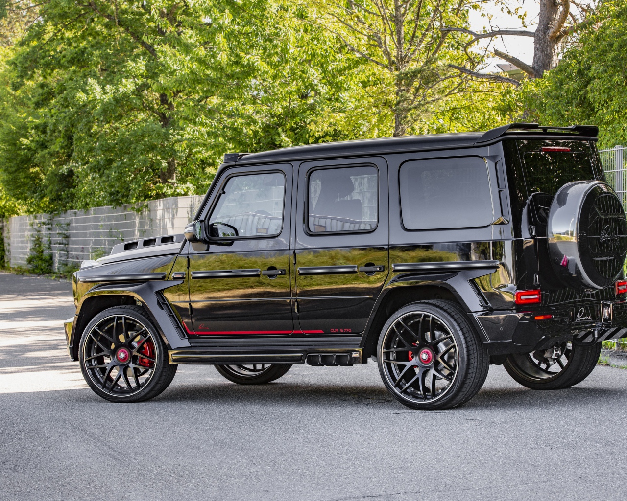 Черный джип Mercedes-Benz G-Class  на улице