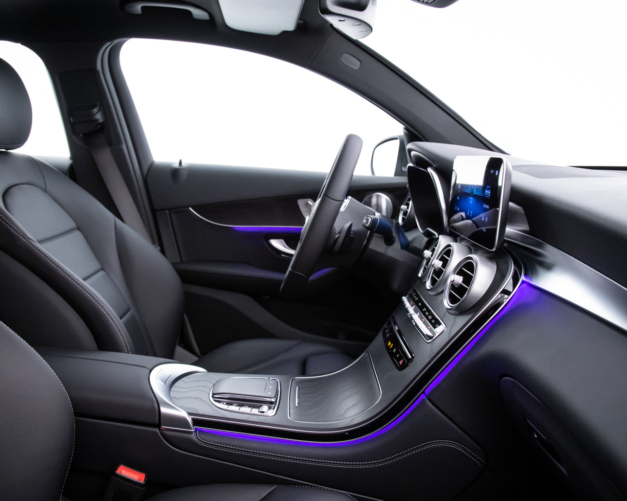 Черный кожаный салон автомобиля Mercedes-Benz GLC 300, 2019 года