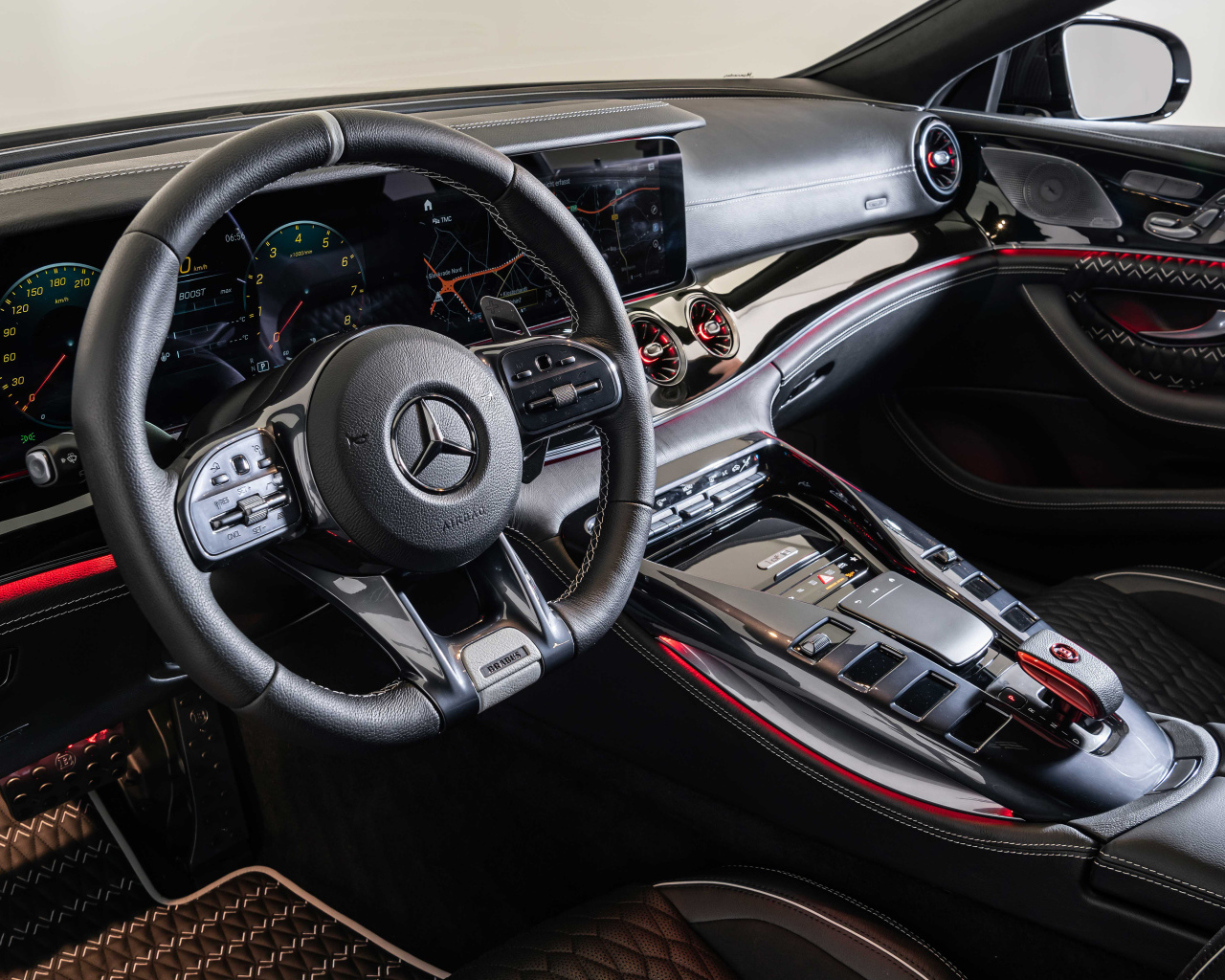 Черный кожаный салон автомобиля Brabus Rocket 900 One Of Ten Mercedes-AMG GT 63 S 4MATIC+