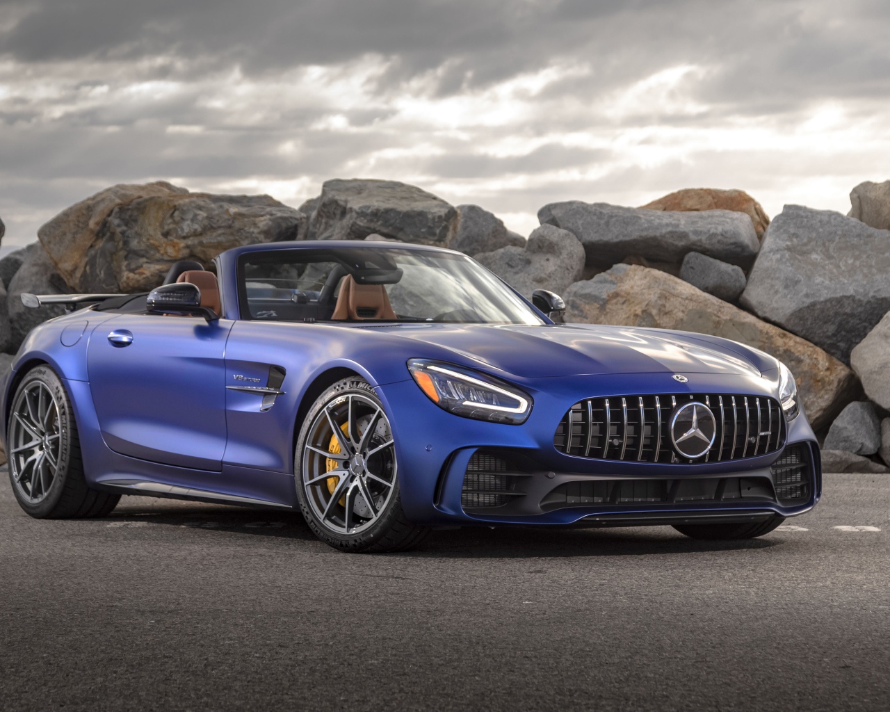 Синий кабриолет Mercedes-AMG GT R Roadster, 2020 года в горах 