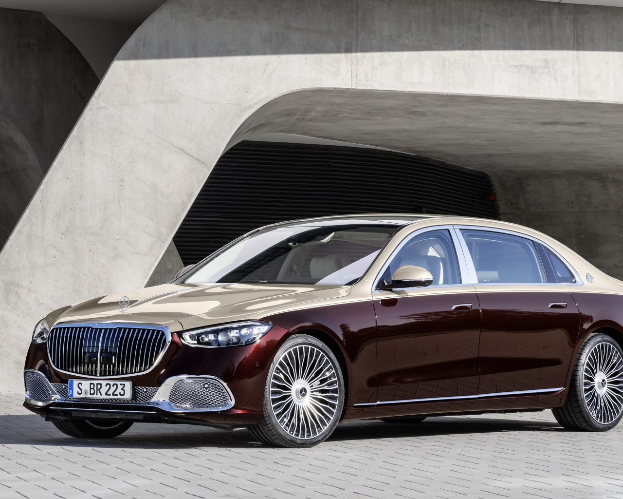Бордовый автомобиль Mercedes-Maybach S 580,  2021 года