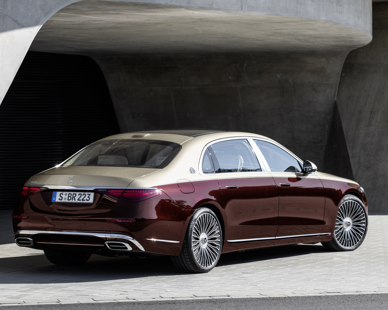 Бордовый автомобиль Mercedes-Maybach S 580,  2021 года вид сзади