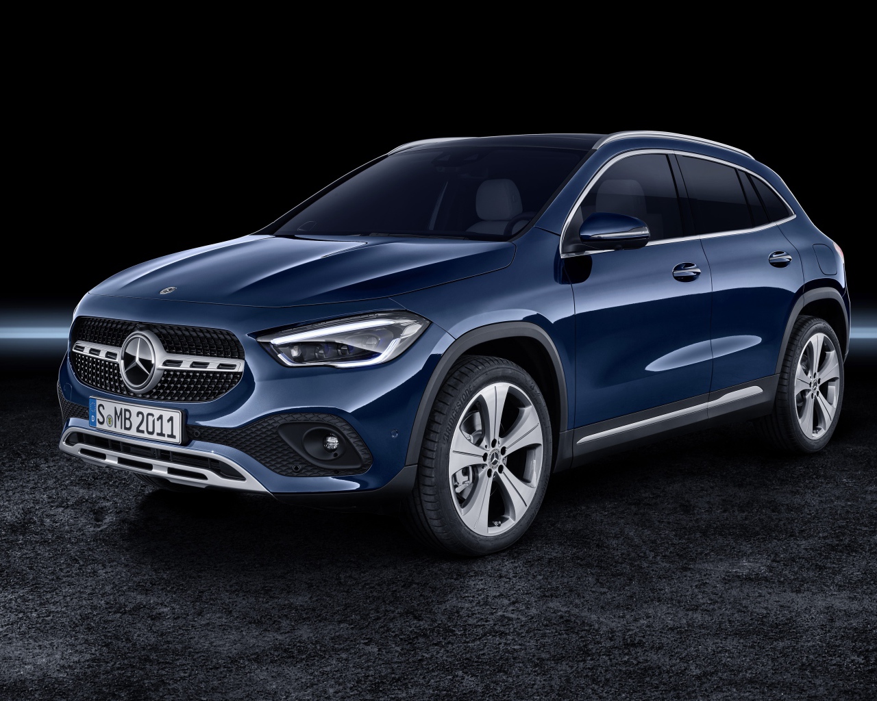 Автомобиль Mercedes-Benz GLA 250 4MATIC Progressive Line Edition 1 2020 года на черном фоне