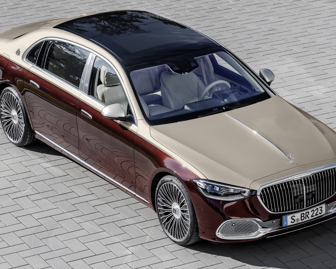 Дорогой автомобиль Mercedes-Maybach S 580,  2021 года вид сверху