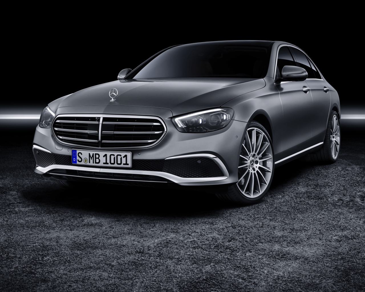 Серый автомобиль Mercedes-Benz E-Klasse 2020 года на черном фоне