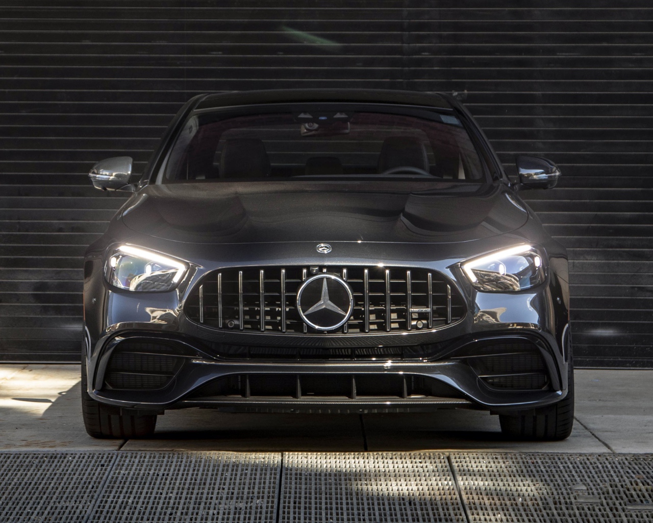 Автомобиль Mercedes-AMG E 63 S 4MATIC+, 2021 года с включенными фарами вид спереди