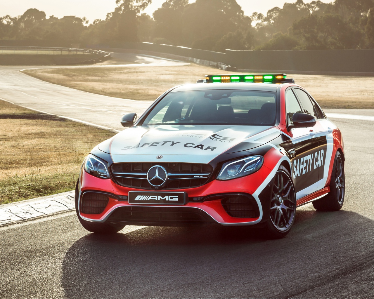 Гоночный автомобиль Mercedes-AMG E 63 S на трассе 