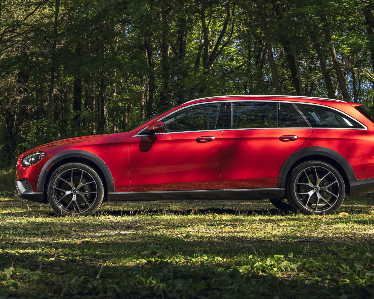 Автомобиль Mercedes-Benz E 450 4MATIC All-Terrain, 2021 года вид сбоку