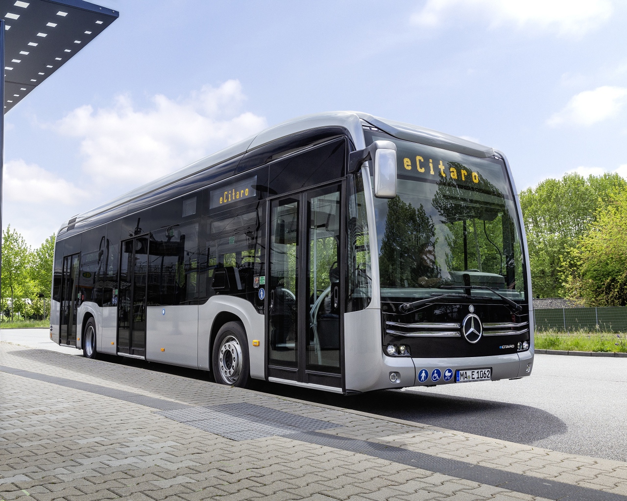 Автобус Mercedes-Benz на остановке 