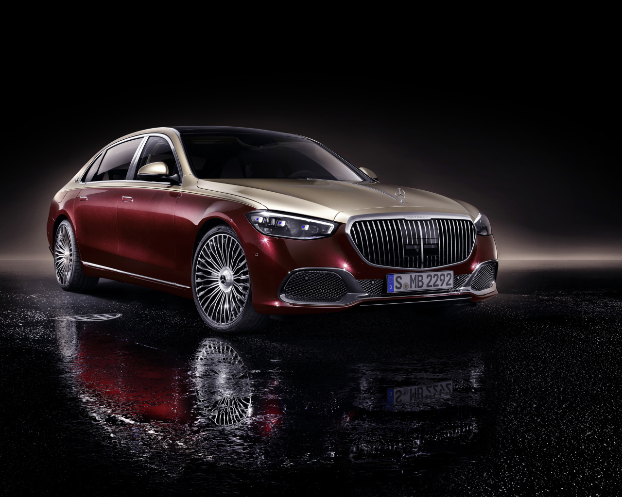 Автомобиль Mercedes-Maybach S 580,  2021 года на мокром асфальте