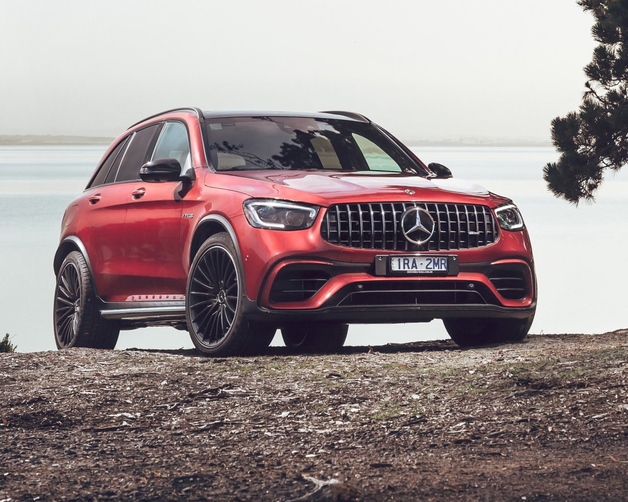 Красный автомобиль Mercedes-AMG GLC 63 S 4MATIC 2020 года у воды