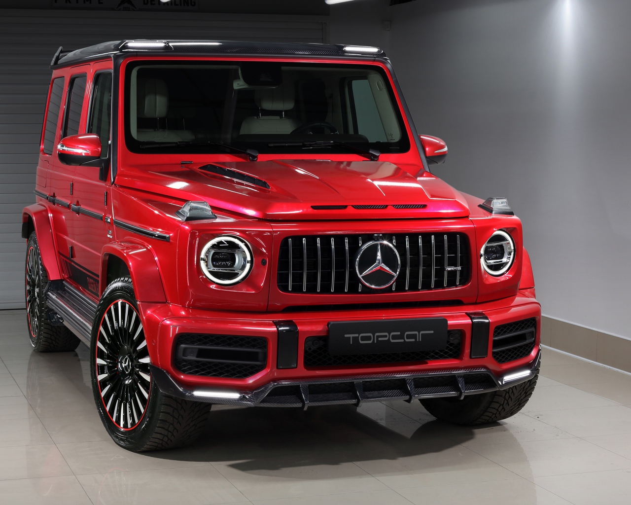 Красный внедорожник  Mercedes-AMG G 63,  2020 года в гараже