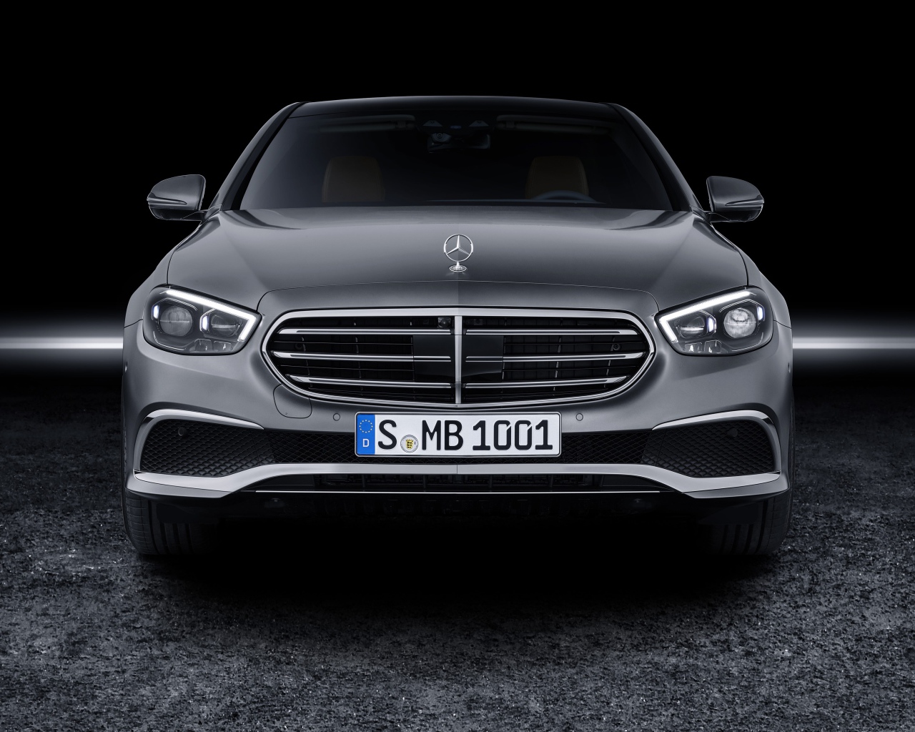 Серебристый автомобиль Mercedes-Benz E-Klasse, 2020 года вид спереди