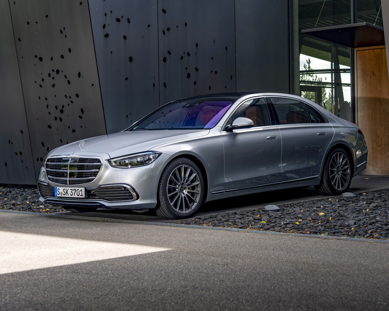 Стильный Mercedes-Benz S 400 D 4MATIC 2020 года у гаража