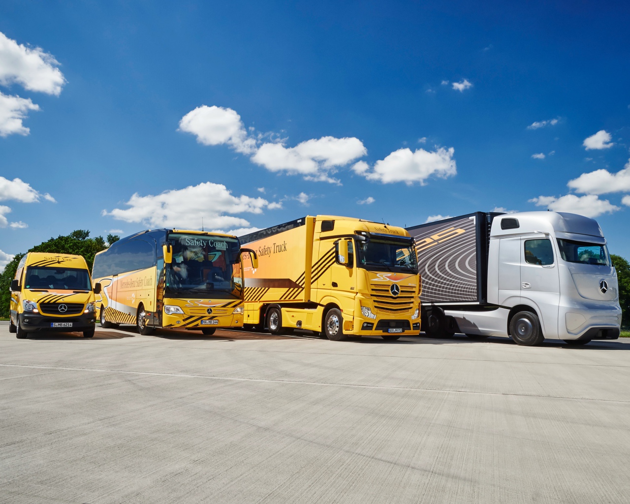 Модельный ряд автомобилей марки Mercedes-Benz на фоне голубого неба 