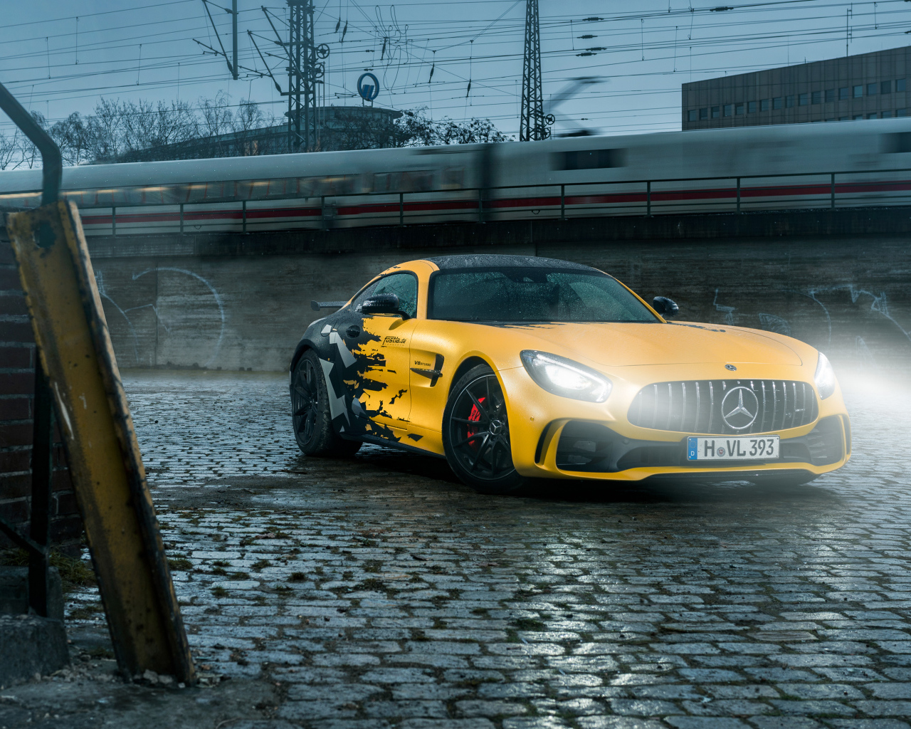 Желтый дорогой Mercedes Benz AMG GTR на дороге