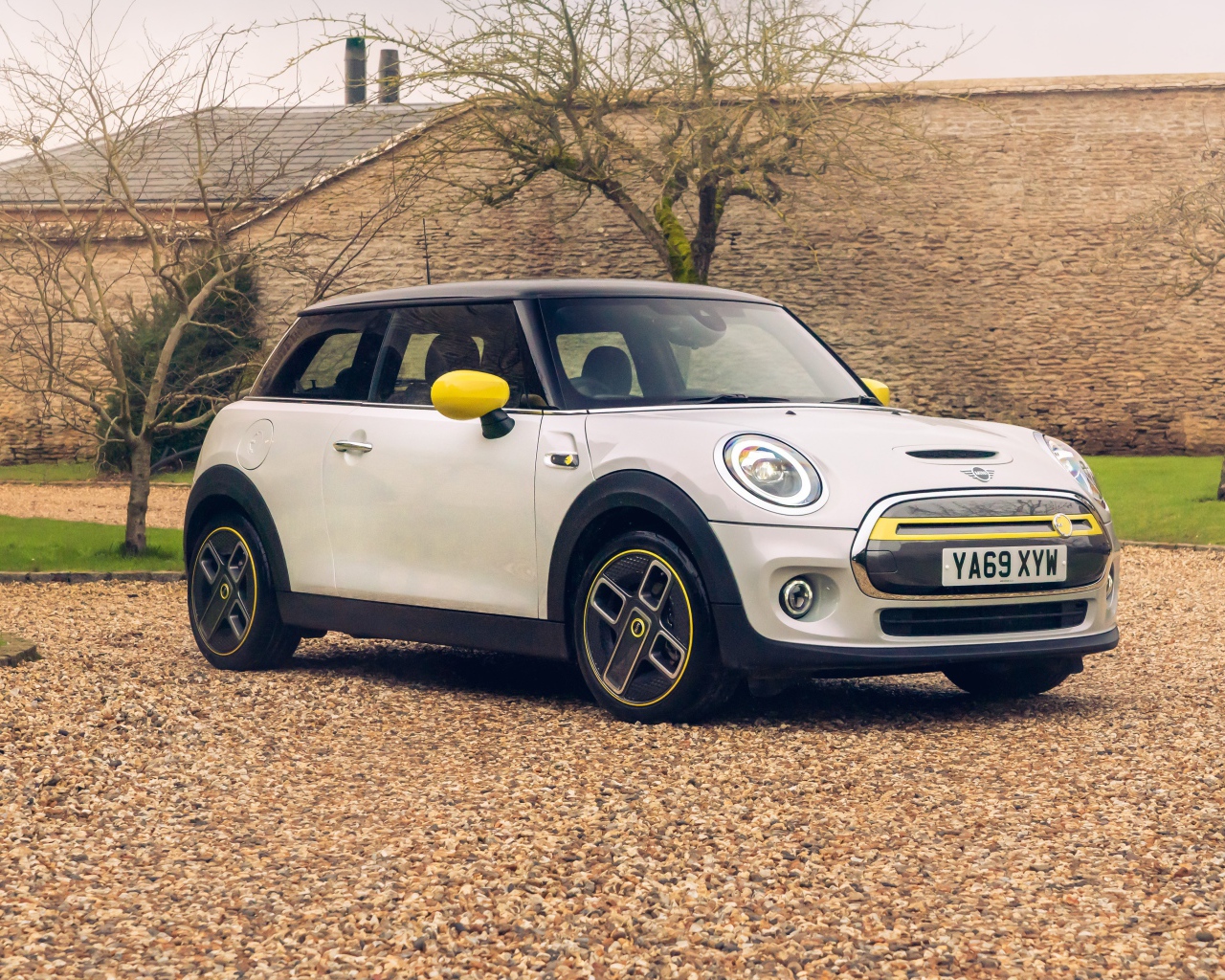 Автомобиль MINI Cooper SE Level 2 2020 года у дома