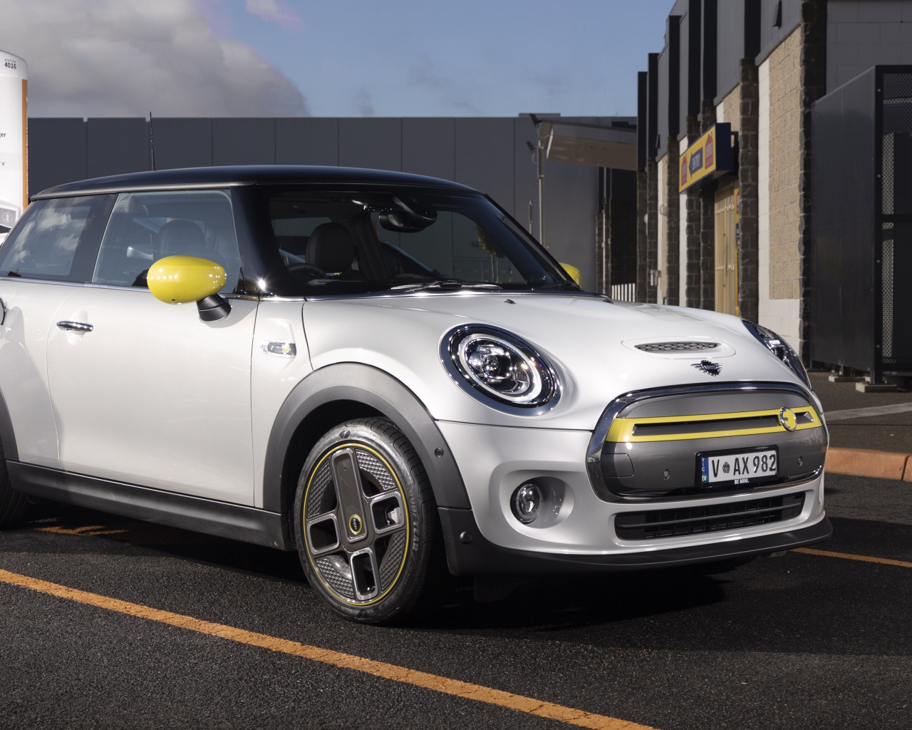 Автомобиль MINI Cooper SE 2020 года на заправке 