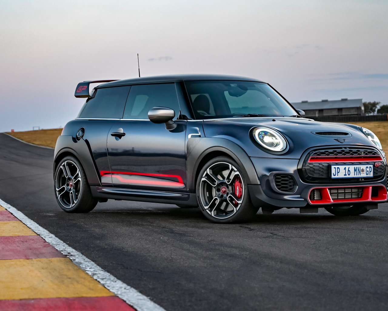 Автомобиль MINI John Cooper Works GP 2020 года на дороге