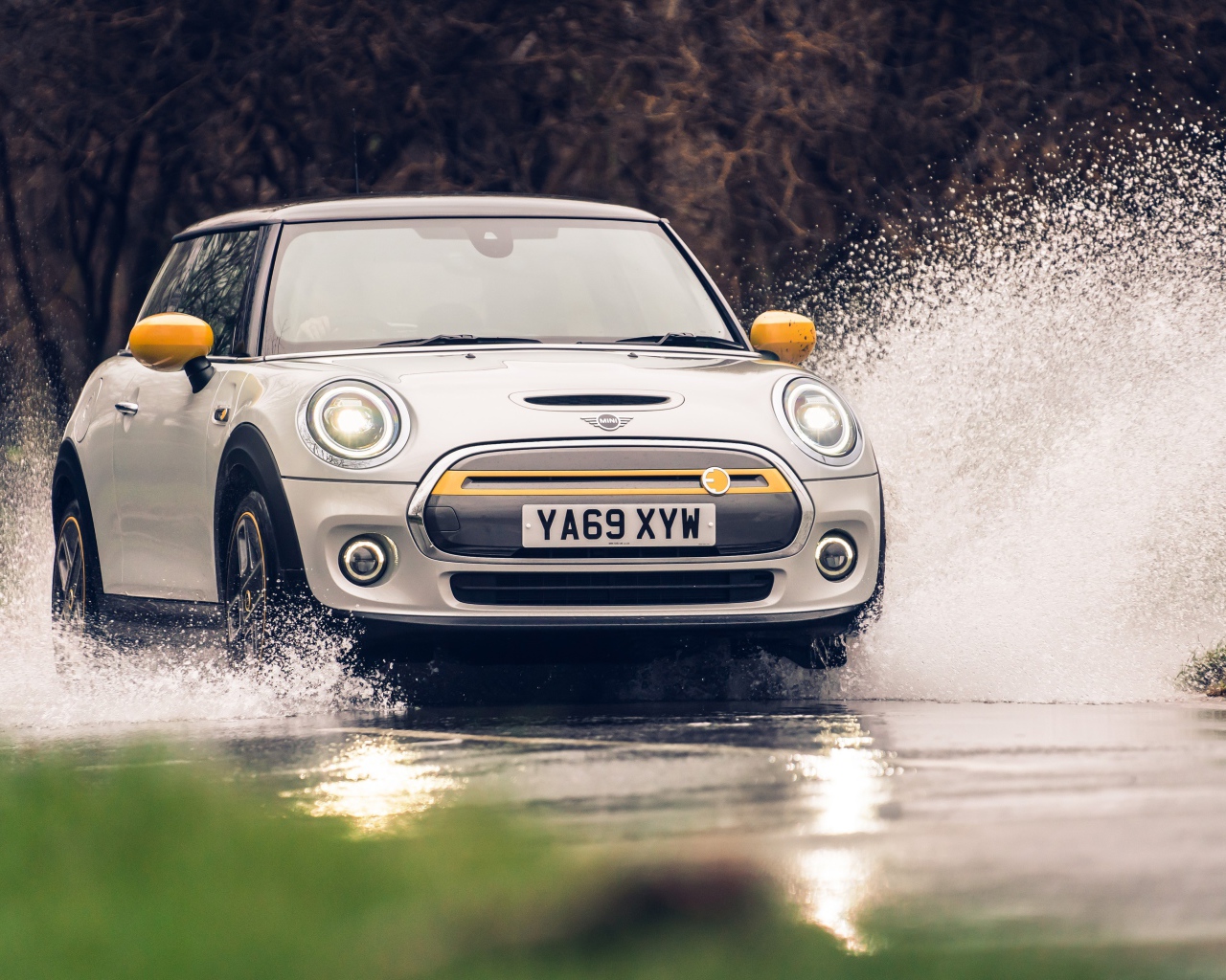 Компактный MINI Cooper SE Level 2 2020 года едет по воде