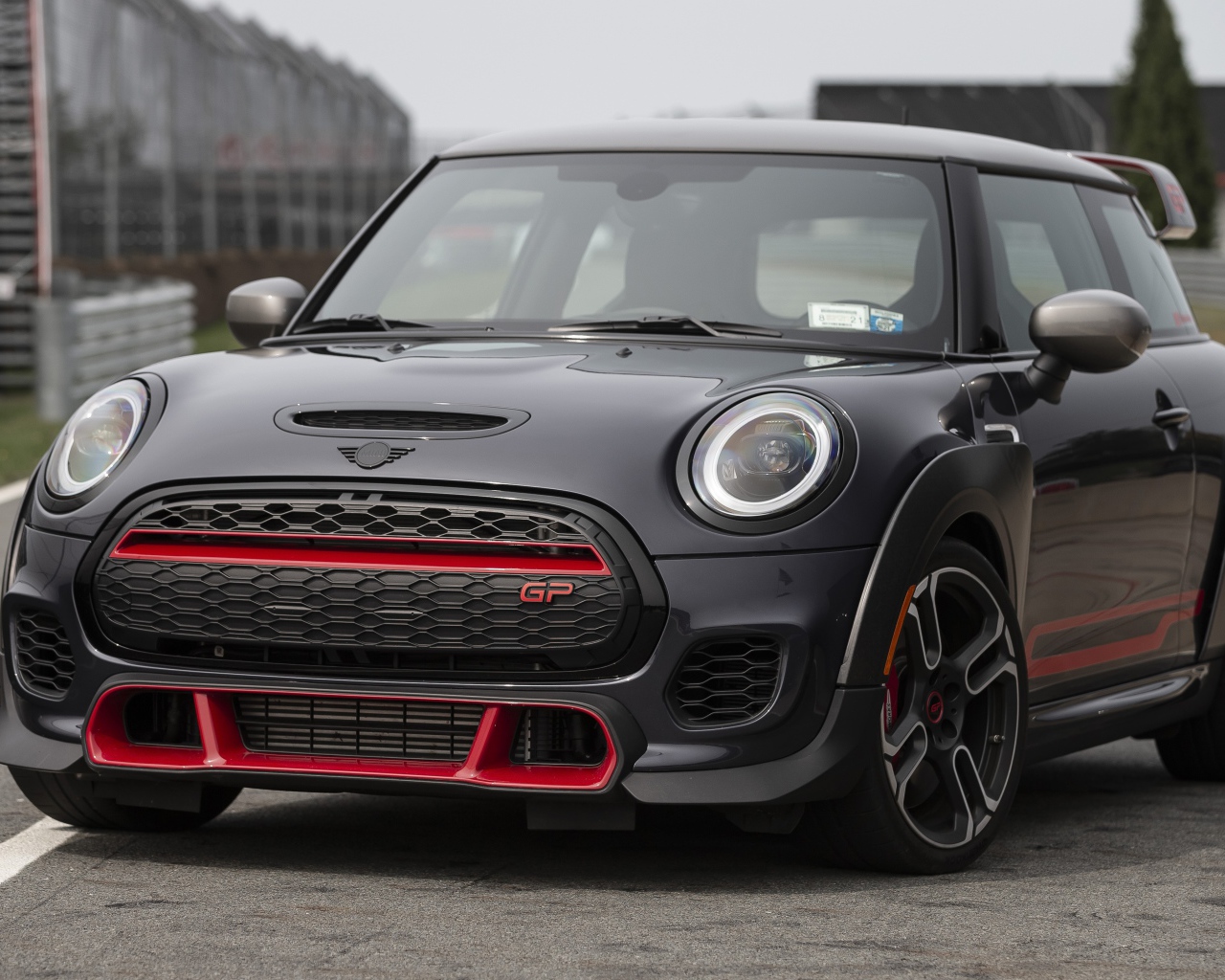Черный автомобиль  MINI John Cooper Works GP, 2021 года 