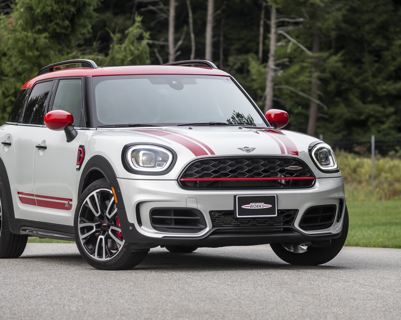 Автомобиль  MINI John Cooper, 2021 года на дороге