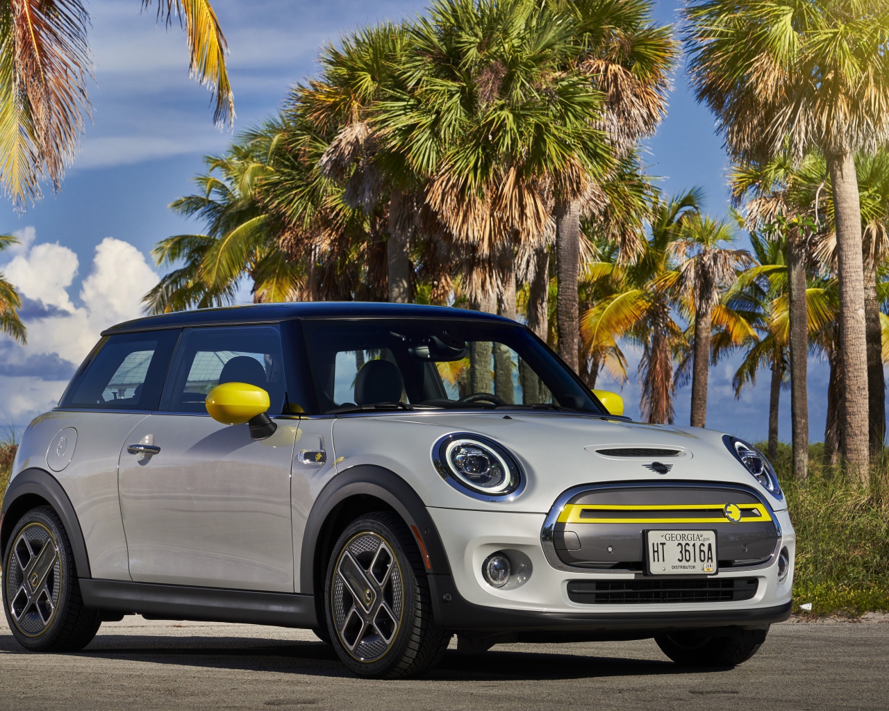 Автомобиль MINI Cooper SE, 2020 года у пальм