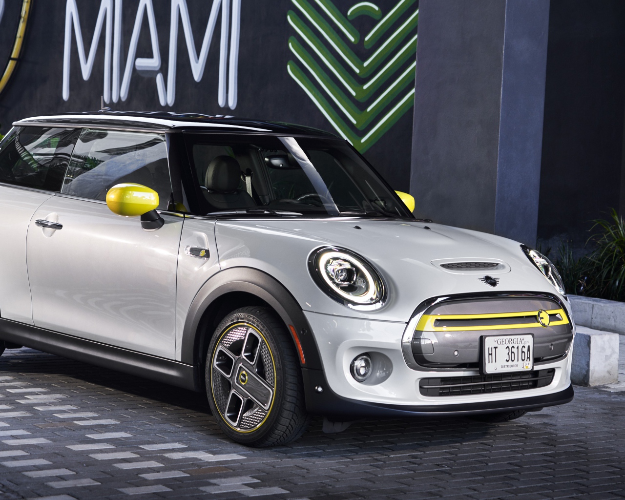 Серебристый  MINI Cooper SE, 2020 года у дома