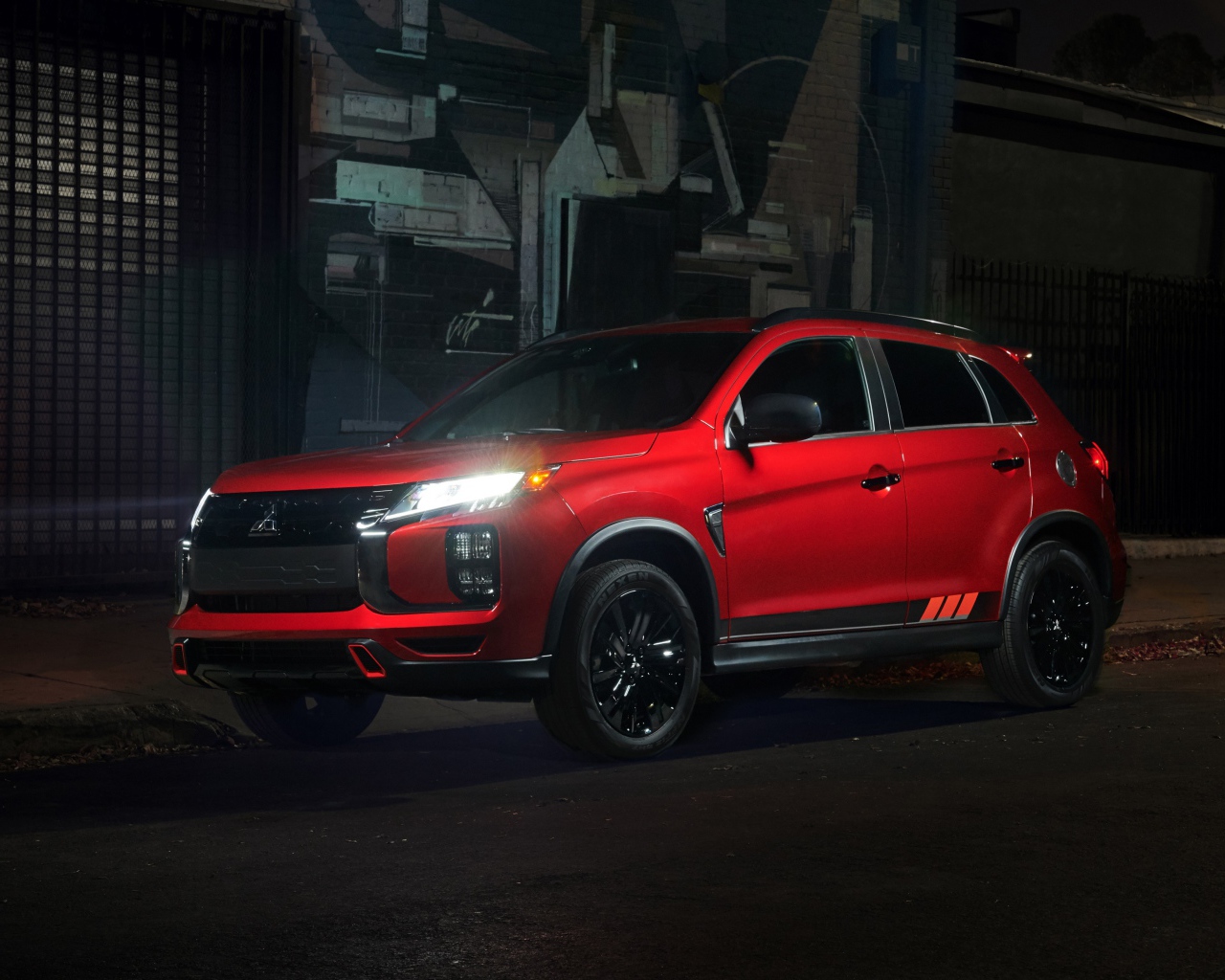 Красный внедорожник  Mitsubishi Outlander, 2020 года у стены