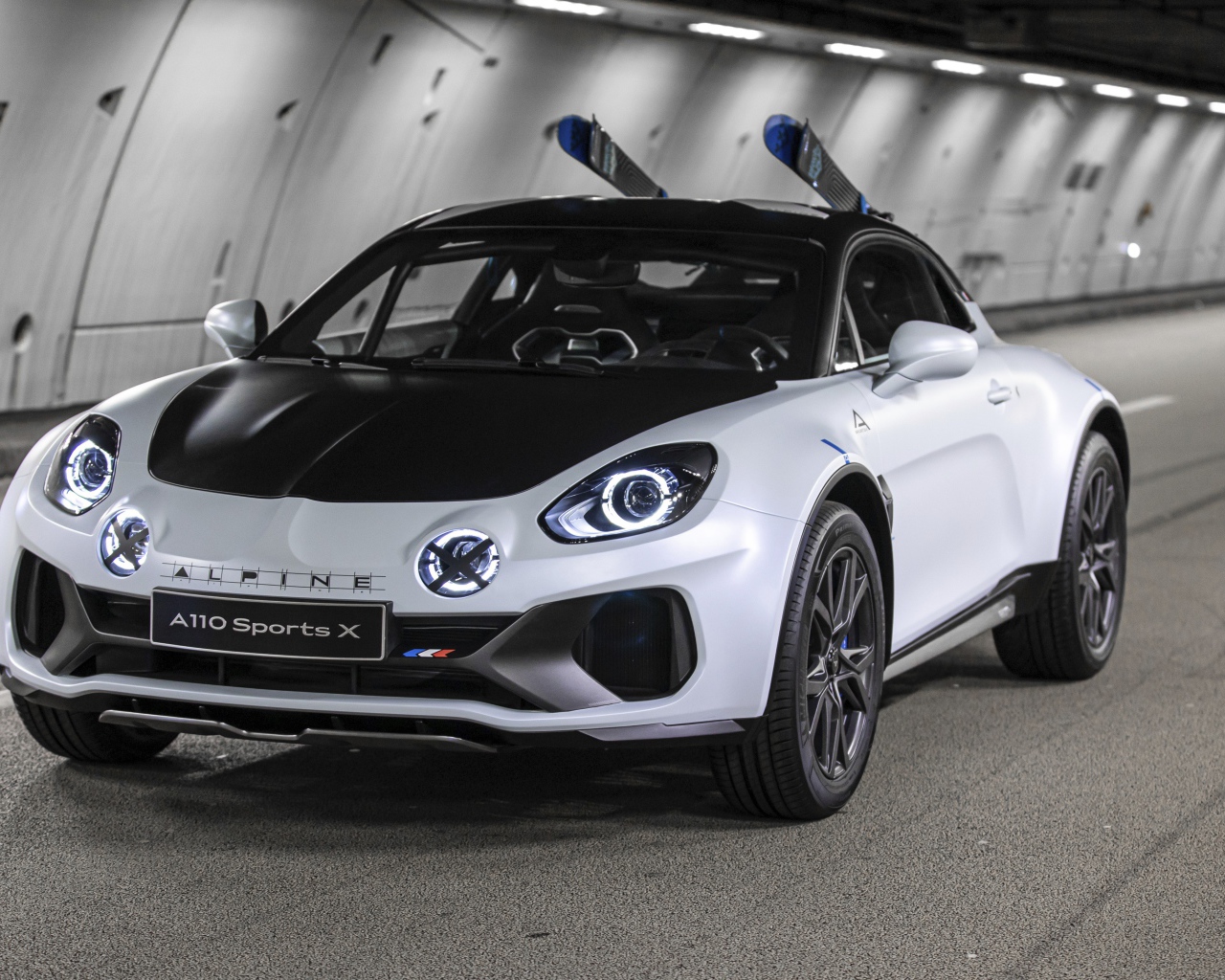 Автомобиль Alpine A110 SportsX 2020 года в тоннеле