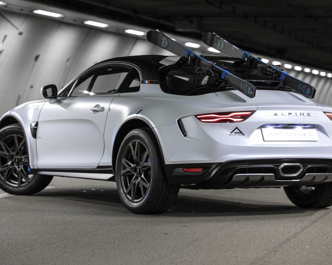 Автомобиль Alpine A110 SportsX 2020 года вид сзади