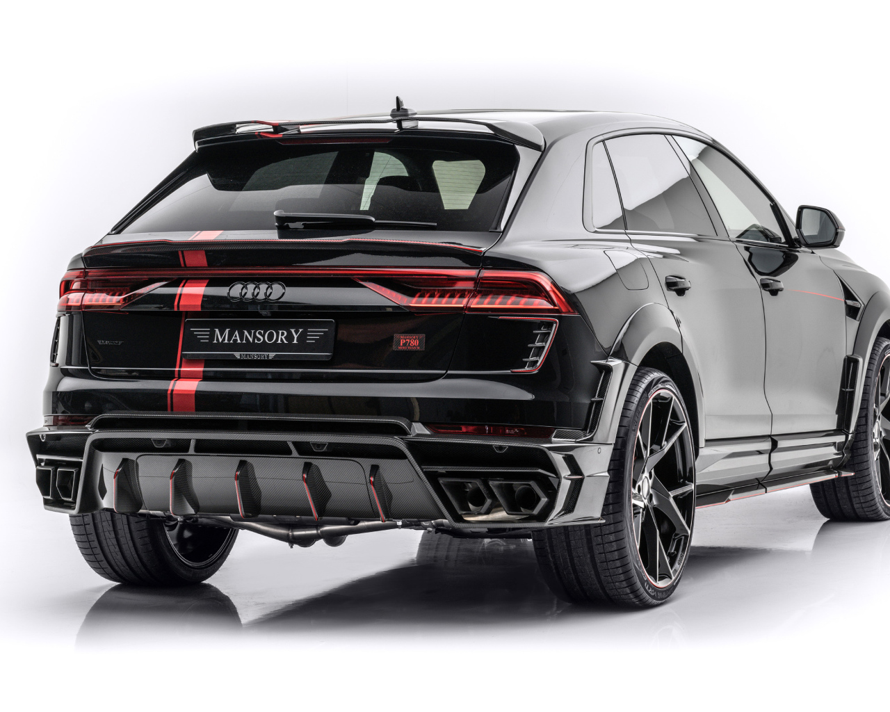 Черный кроссовер  Mansory Audi RS Q8 2020 года вид сзади на белом фоне