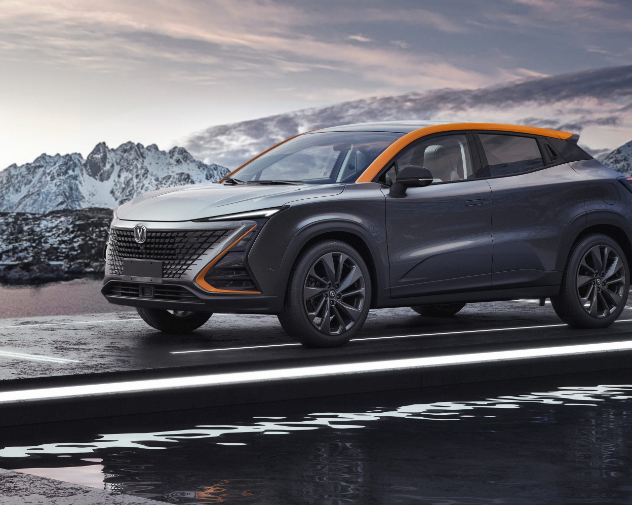 Внедорожник Changan UNI-T 2020 года у воды 