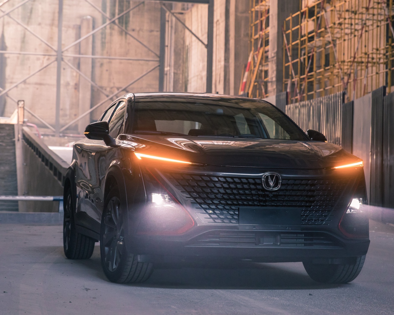 Черный автомобиль Changan UNI-T 2020 года с включенными фарами