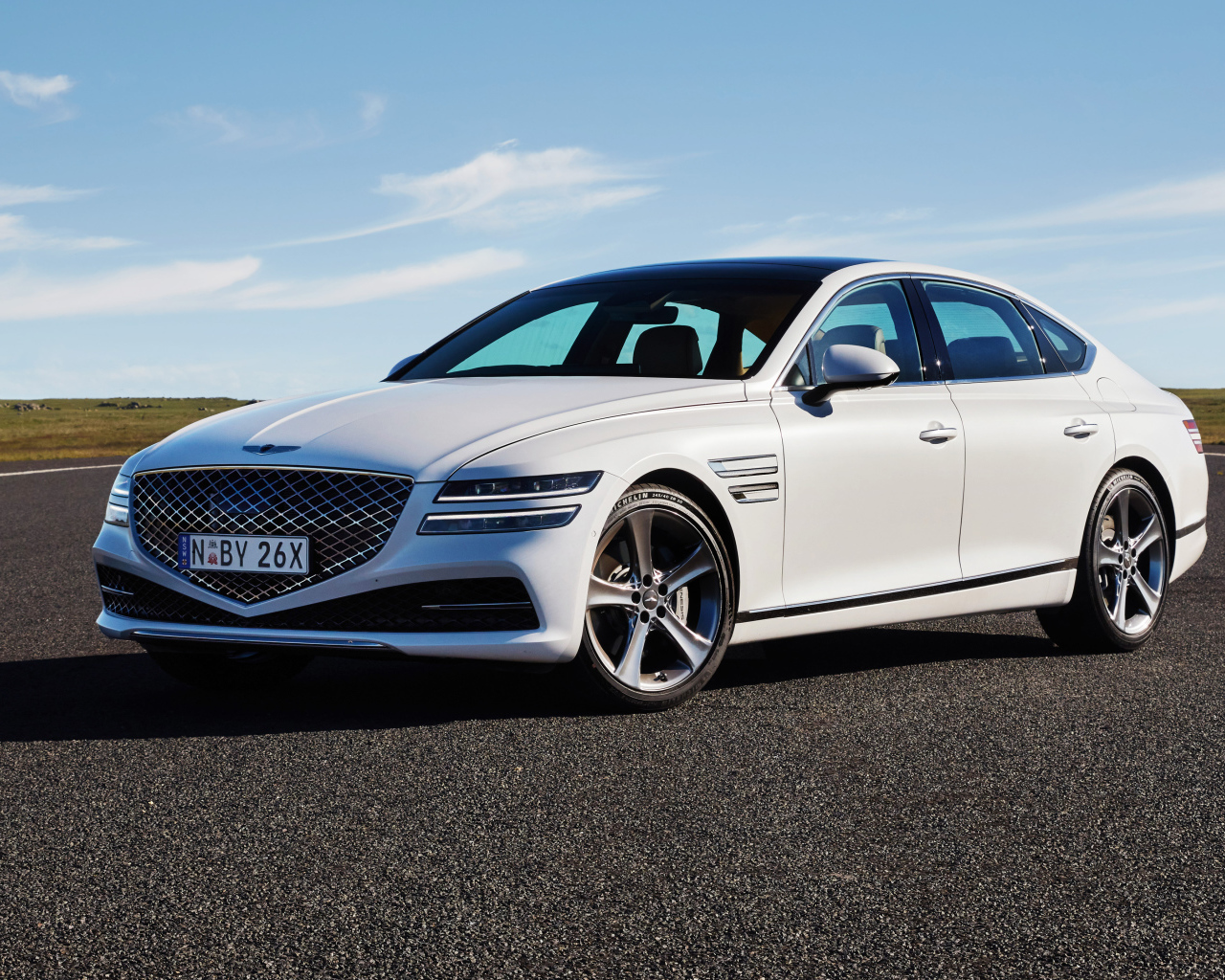 Белый автомобиль Genesis G80 3.5T AWD 2020 года на трассе