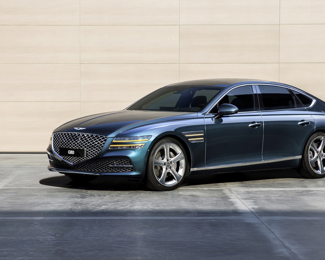 Автомобиль Genesis G80 AWD 2020 года у стены