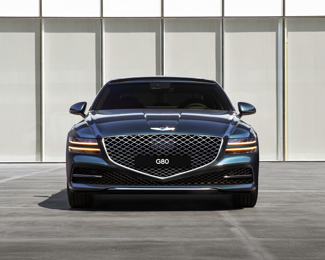 Автомобиль Genesis G80 AWD 2020 года в лучах солнца