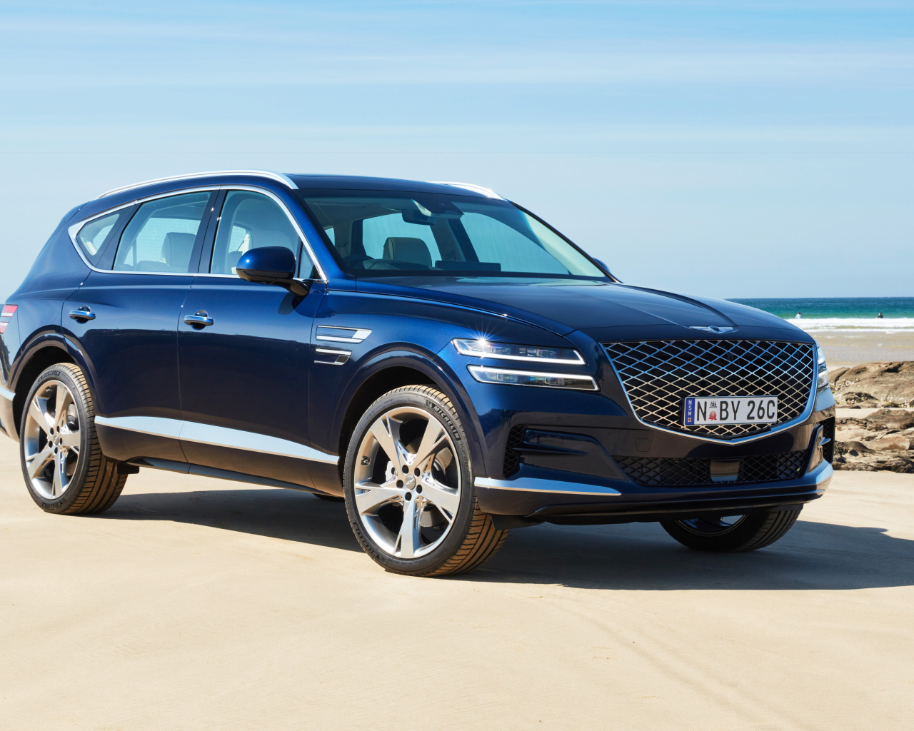 Синий автомобиль Genesis GV80 2.5T 2020 года у океана