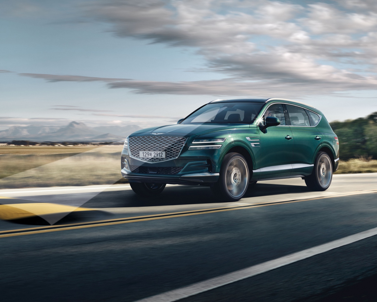 Внедорожник Genesis GV80 2020 года на трассе 