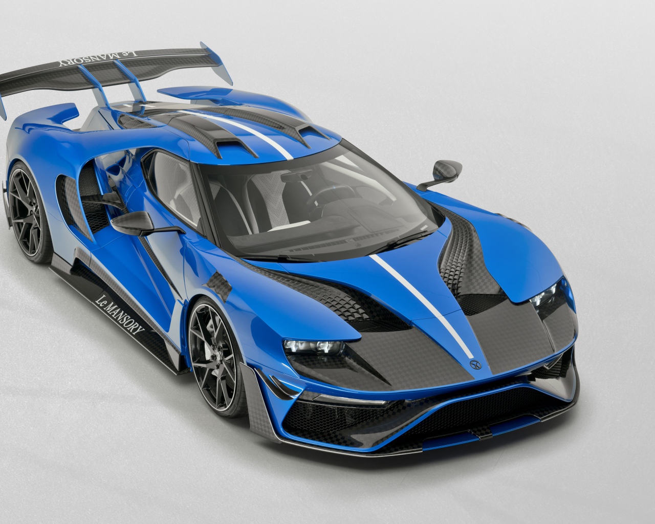Спортивный автомобиль Mansory Le MANSORY 2020 года на сером фоне
