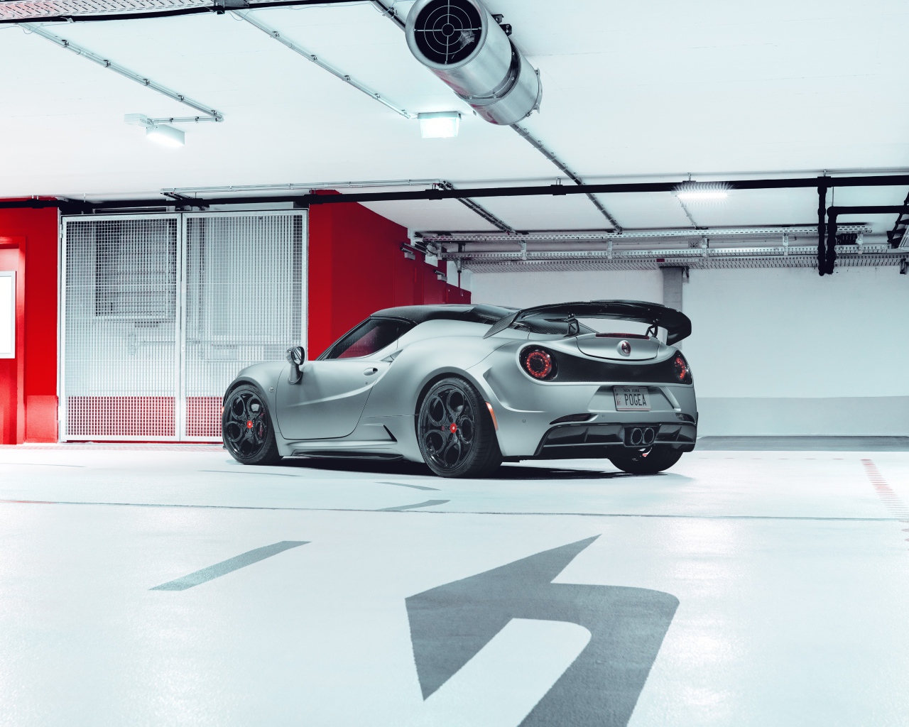 Автомобиль Pogea Racing Nemesis 2020 года а гараже