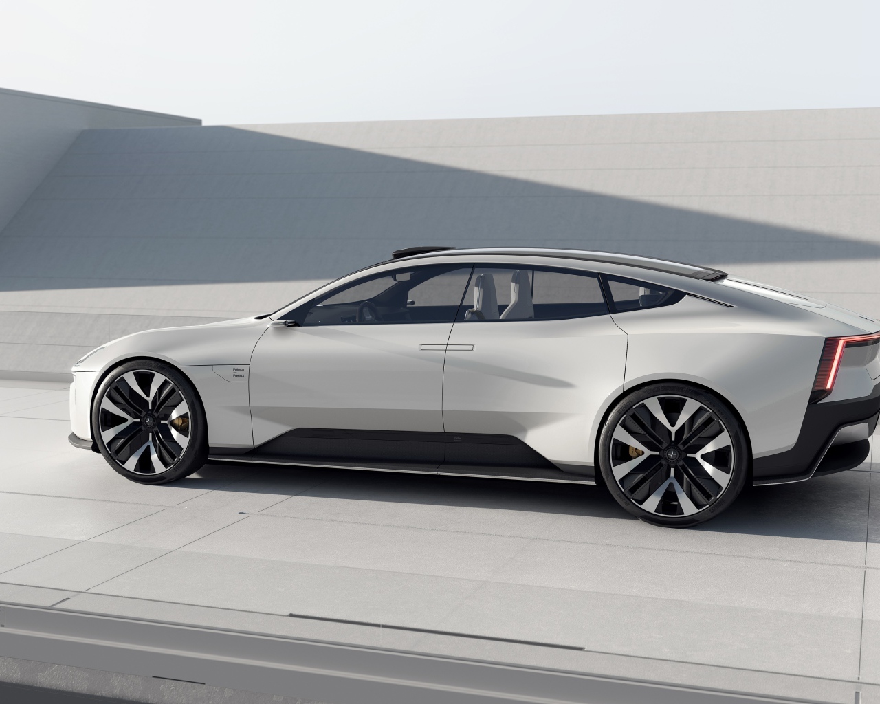 Автомобиль Polestar Precept 2020 года на фоне серой стены