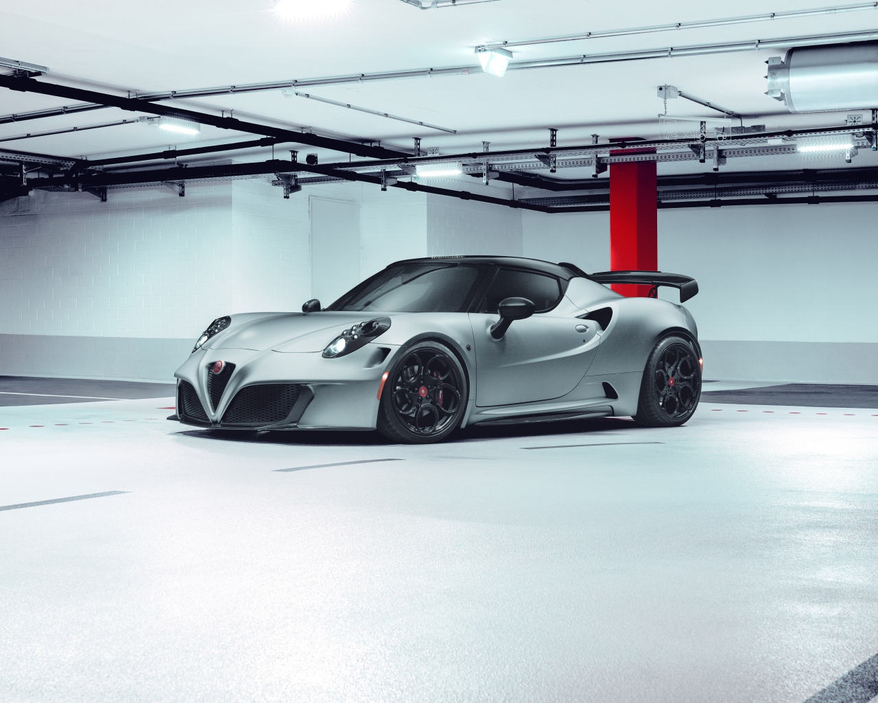 Серебристый Pogea Racing Nemesis 2020 года в гараже