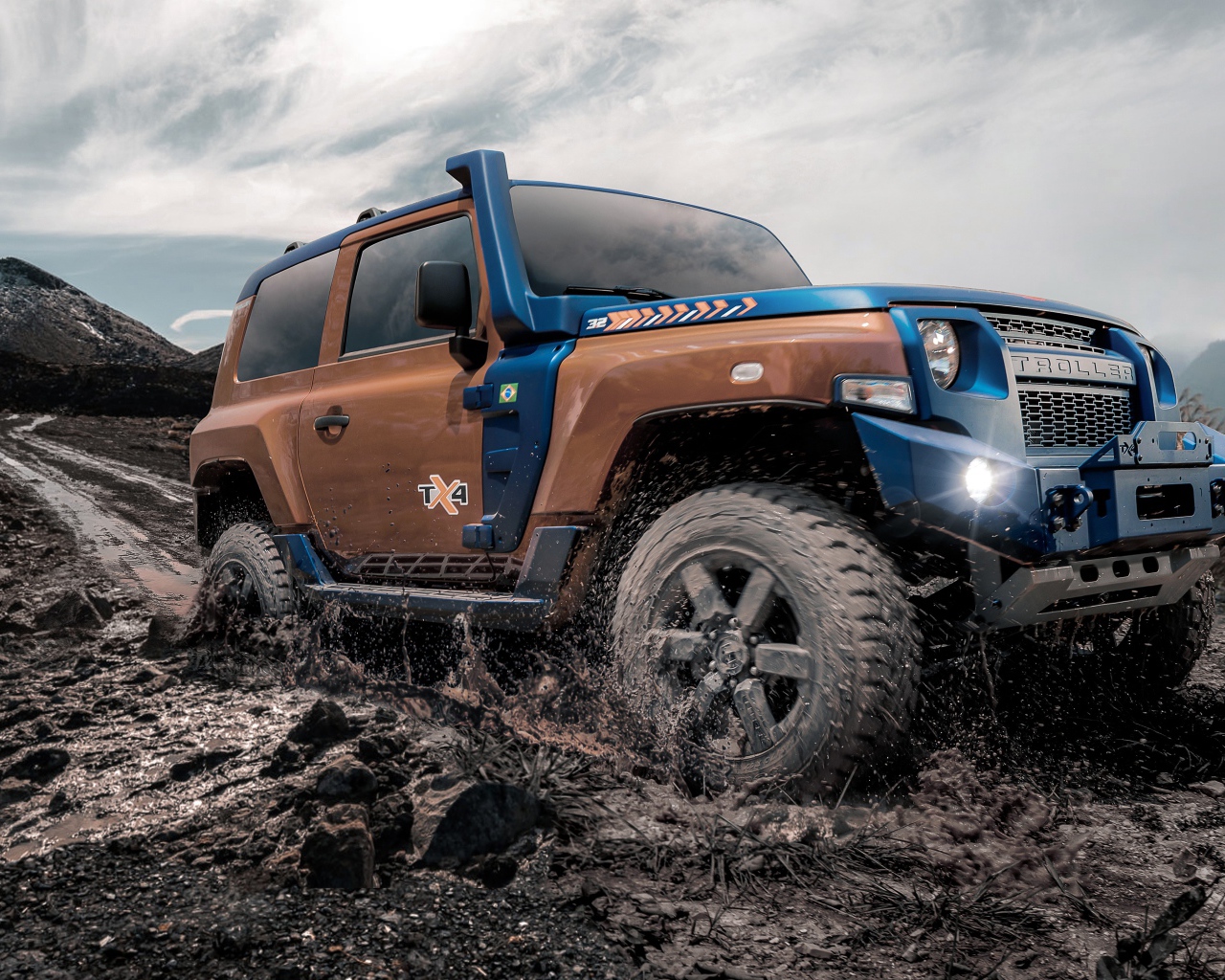 Внедорожник Troller TX4 2020 года едет по грязи