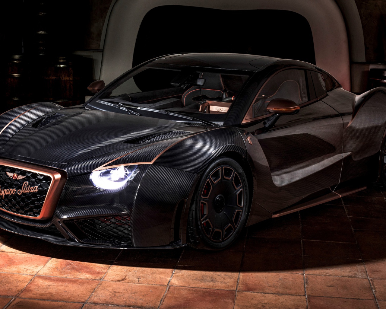 Черный автомобиль Hispano-Suiza Carmen Boulogne 2020 года на выставке