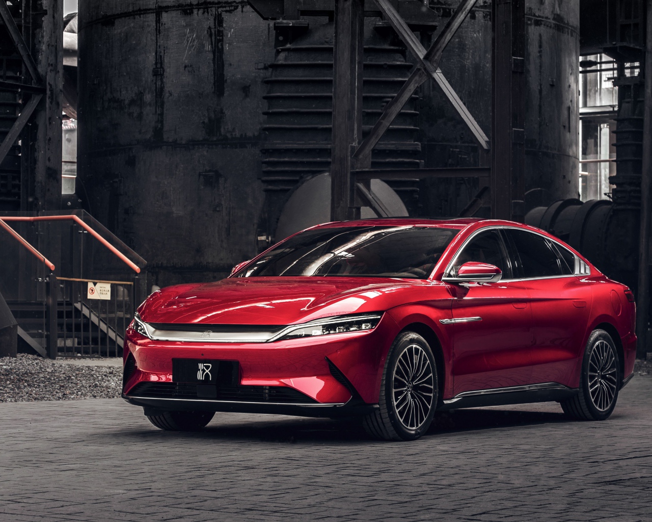 Красный автомобиль BYD Han EV 2020 года у завода