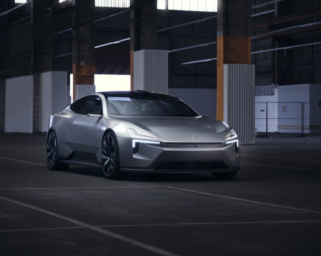 Серебристый автомобиль Polestar Precept 2020 года на парковке 