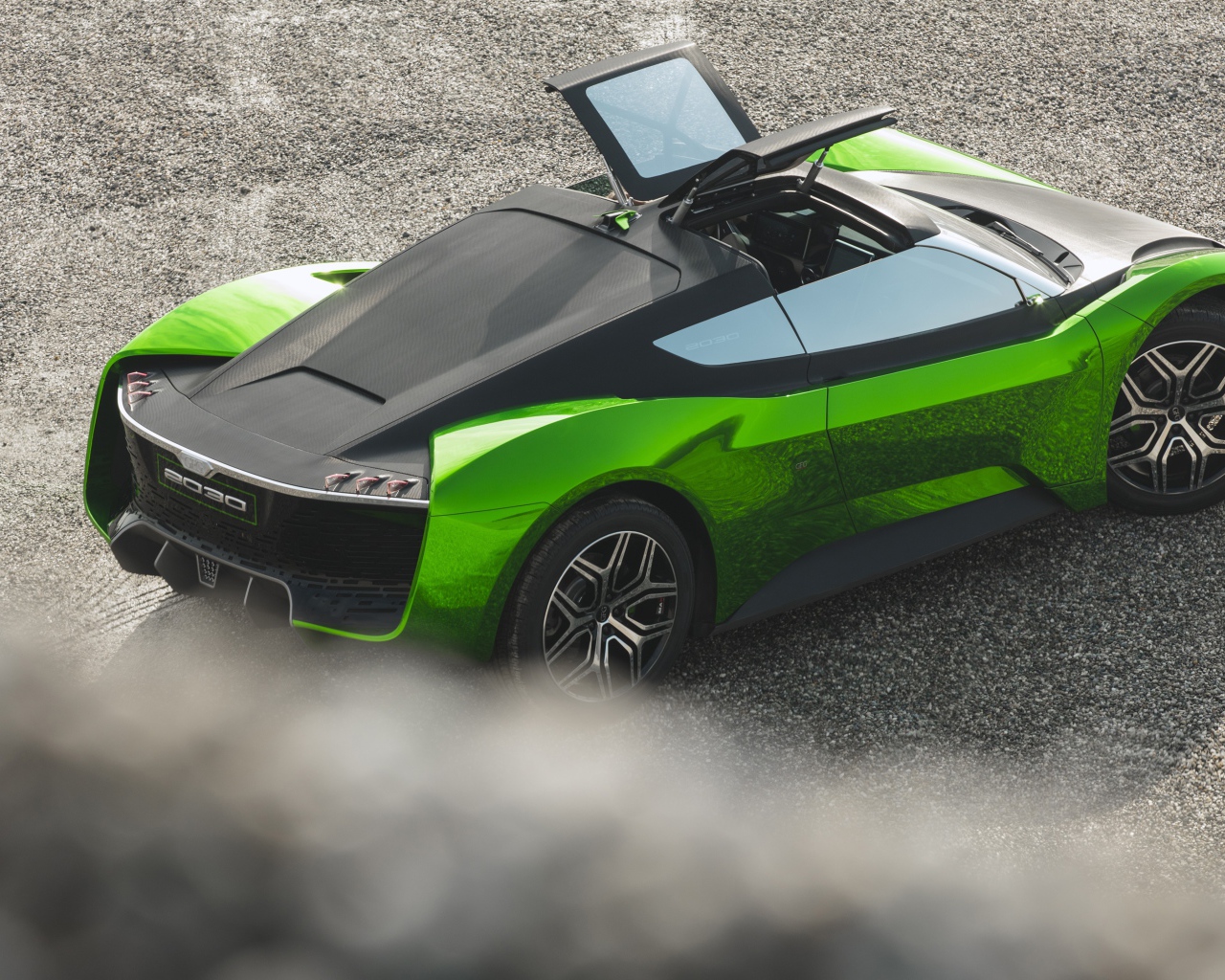 Автомобиль GFG Vision 2030 года газует на асфальте