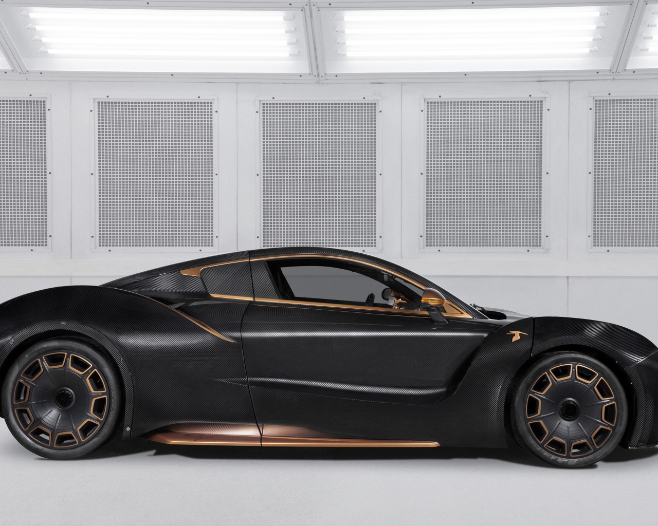 Черный автомобиль Hispano-Suiza Carmen Boulogne 2020 года вид сбоку 