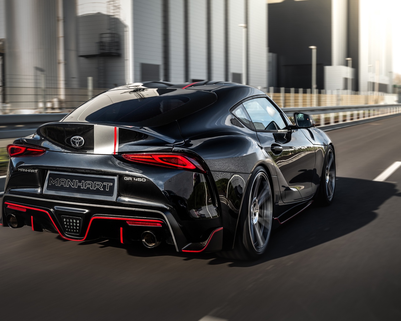 Черный Manhart Supra GR 450 2020 года на дороге вид сзади